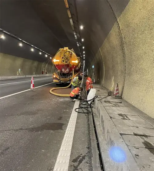 砚山隧道排水渠清淤